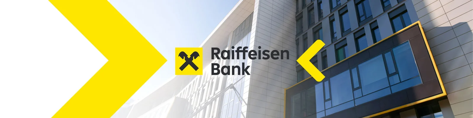 Imaginea prezintă o clădire modernă, cu ferestre mari și un design elegant. În prim-plan se află logo-ul Raiffeisen Bank, format din două ciocane negre încrucișate pe un fundal galben. Alături de logo este scris textul „Raiffeisen Bank” cu litere negre. De asemenea, se observă două săgeți galbene mari care indică spre centrul imaginii din ambele părți.