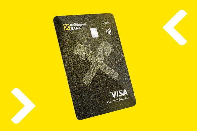 Un card de debit Raiffeisen Bank Visa Platinum Business este afișat pe un fundal galben intens. Cardul negru are o textură sclipitoare și un simbol cu unelte încrucișate în centru. Simbolul pentru plăți contactless și cuvântul „Debit” sunt vizibile în partea dreaptă sus. Săgeți albe pe ambele laturi ale imaginii adaugă o senzație dinamică și direcțională.