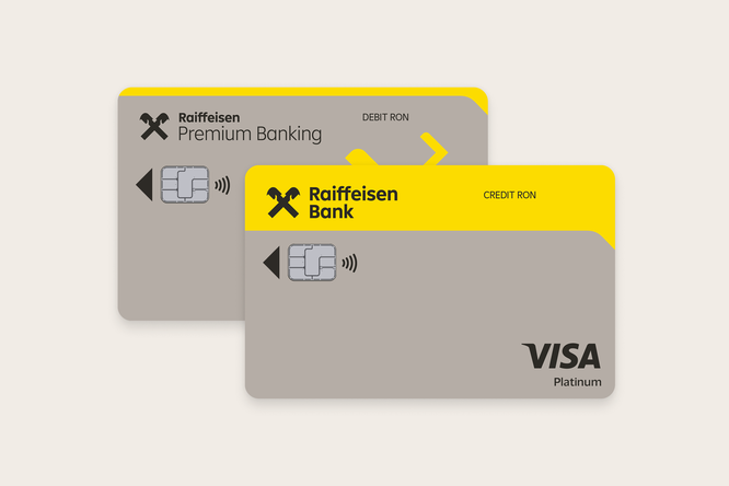 Imaginea prezintă două carduri bancare emise de Raiffeisen Bank. În prim-plan se află un card de credit VISA Platinum, cu inscripțiile „Raiffeisen Bank” și „CREDIT RON”. În fundal se observă un card de debit cu inscripția „Raiffeisen Premium Banking” și „DEBIT RON”. Ambele carduri sunt echipate cu cip EMV pentru tranzacții electronice și simboluri pentru plăți contactless.