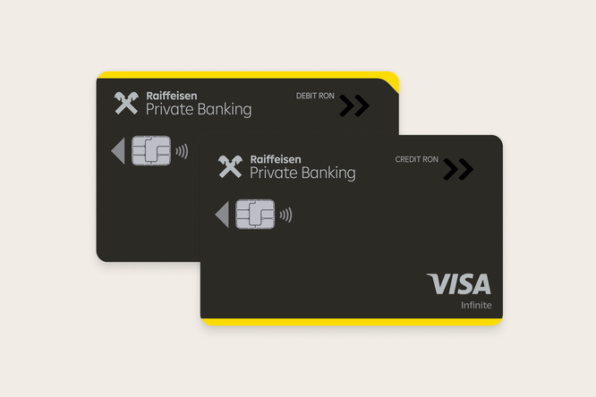 Imaginea prezintă două carduri bancare negre cu accente galbene, emise de Raiffeisen Private Banking. Cardul din stânga este un card de debit, având inscripția „DEBIT RON”. Cardul din dreapta este un card de credit, cu inscripția „CREDIT RON” și logo-ul „VISA Infinite”. Ambele carduri sunt echipate cu cip EMV pentru tranzacții electronice și simboluri pentru plăți contactless.