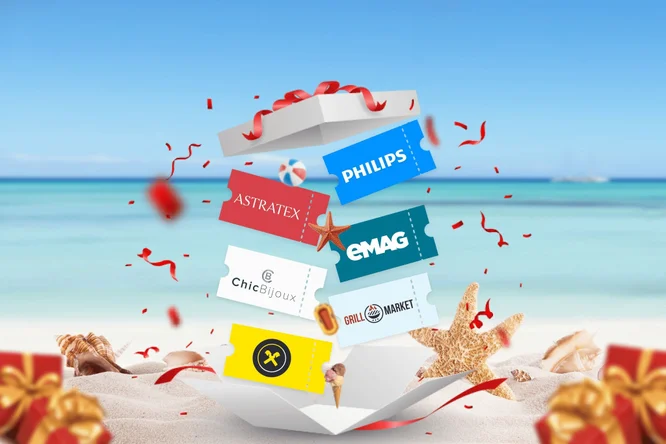 Imaginea prezintă o scenă festivă pe o plajă, având în centru o cutie cadou deschisă din care ies mai multe tichete colorate. Fiecare tichet poartă numele unui brand: „ASTRATEX”, „PHILIPS”, „eMAG”, „ChicBijoux”, „GRILL MARKET” și unul cu un logo neidentificat. În jurul cutiei, pe nisip, se află stele de mare, scoici, cadouri împachetate, panglici roșii și confetti, contribuind la atmosfera de sărbătoare.