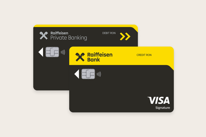 Imaginea prezintă două carduri bancare emise de Raiffeisen Bank. În prim-plan se află un card de credit cu inscripțiile „Raiffeisen Bank”, „CREDIT RON” și „VISA Signature”. În fundal se observă un card de debit cu inscripția „Raiffeisen Private Banking” și „DEBIT RON”. Ambele carduri au un design în culorile galben și negru, sunt echipate cu cip EMV pentru tranzacții electronice și simboluri pentru plăți contactless.