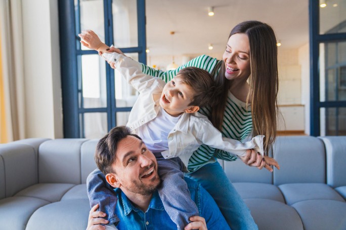 Cuplu cu un copil. O familie fericită