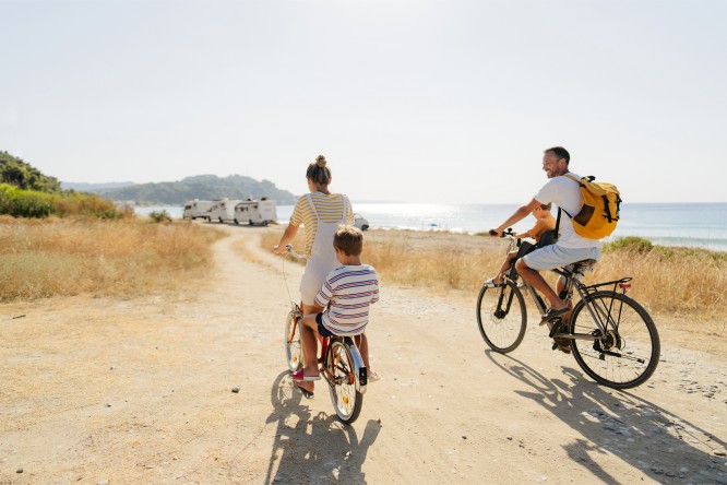 Imagine clickabila cu link catre articol despre Buget lunar. O familie pe 2 biciclete.